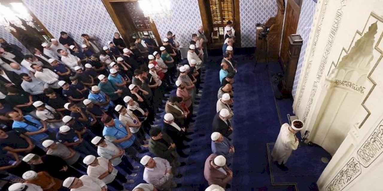 Şehitler için 90 bin camide dua edildi