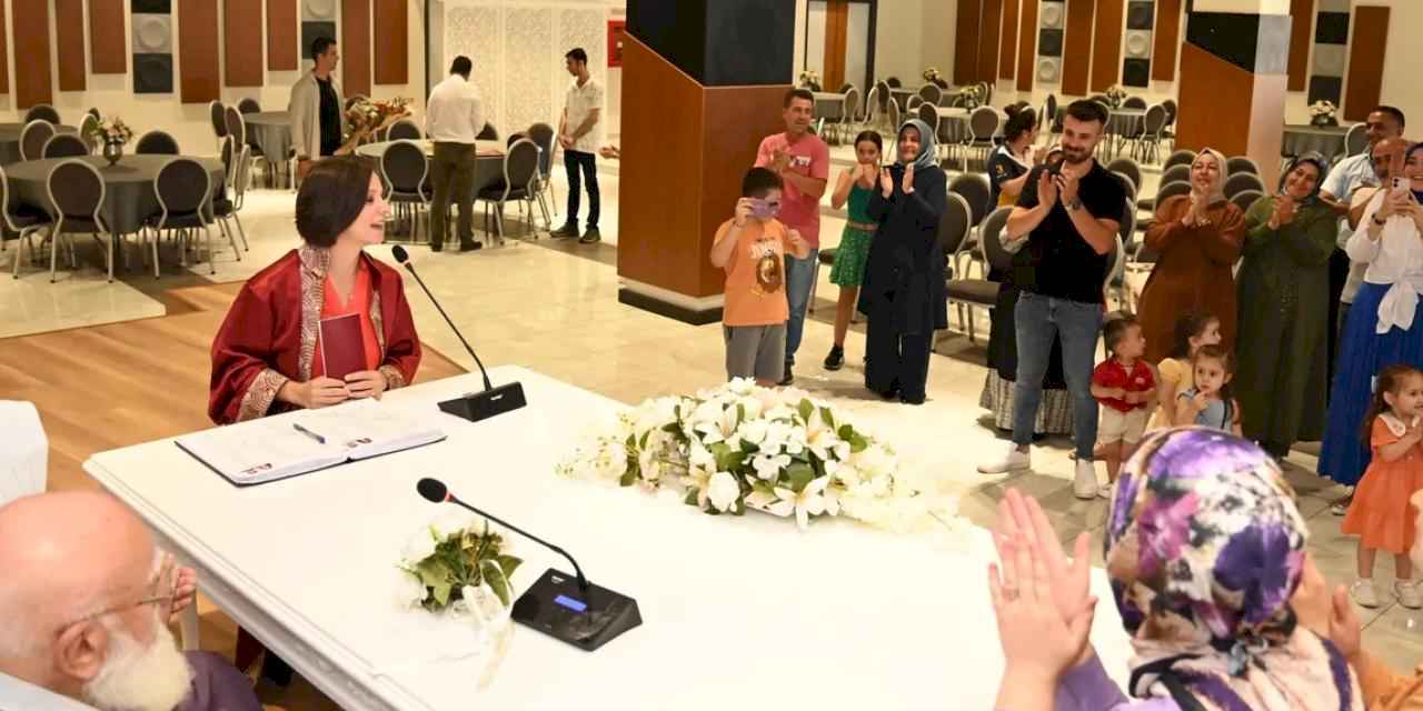 Başkan Kınay Karabağlar’ın en genç çiftinin nikahını kıydı