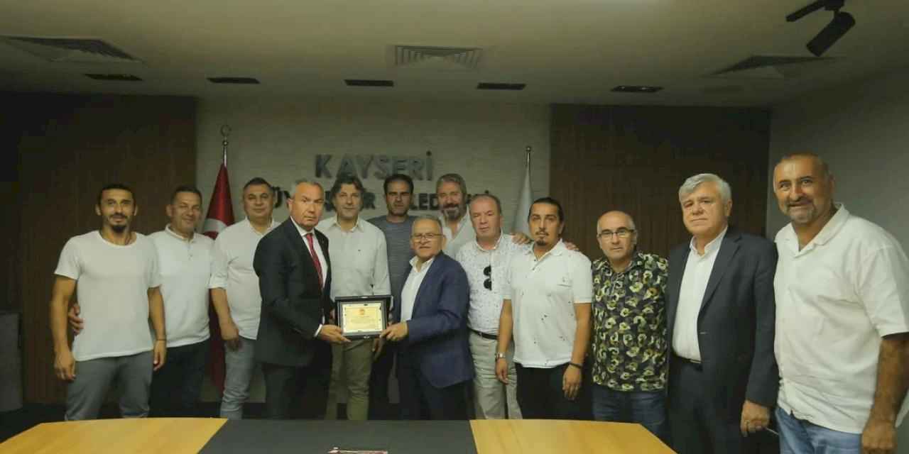 TÜRFAD Kayseri'den Büyükkılıç'a plaket