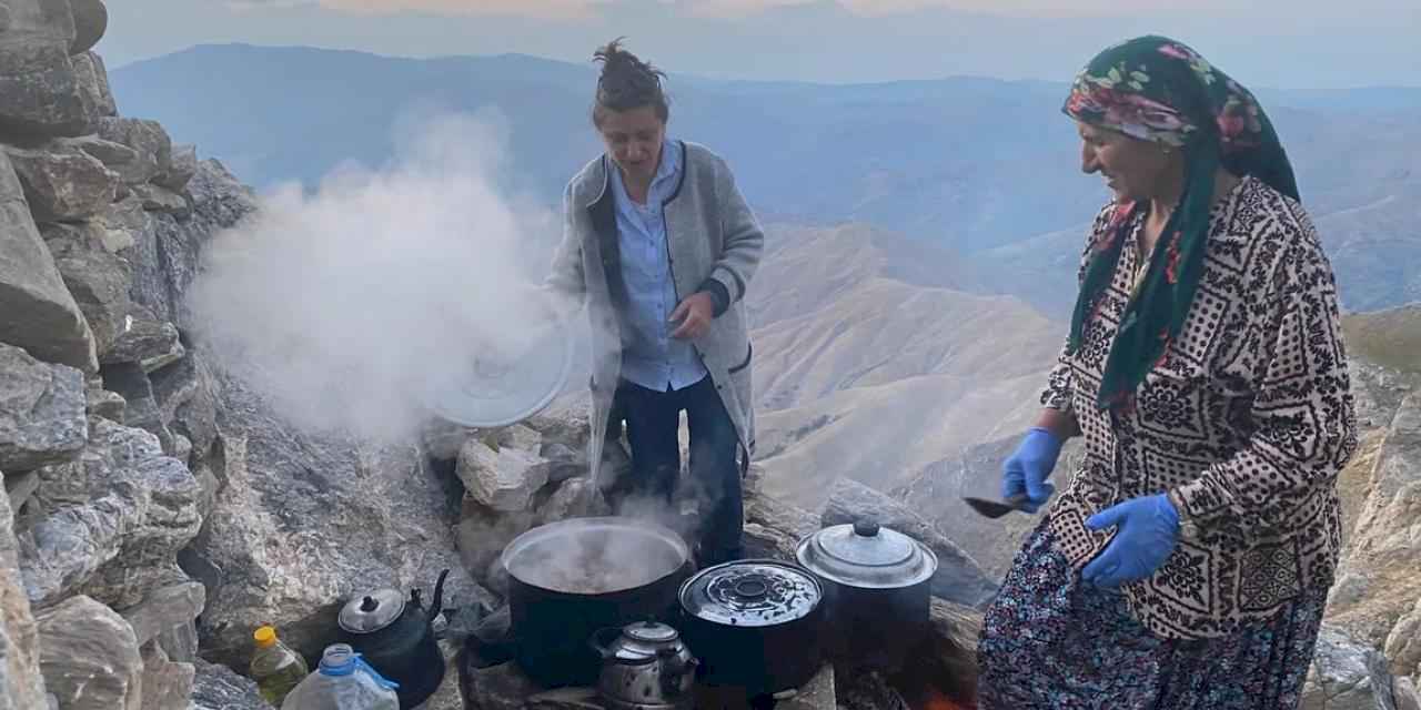 Sason’lu  Ermeniler Mereto zirvesinde mum yakıp dua etti