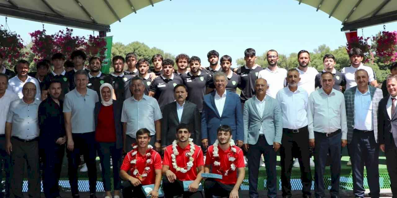 Kayseri Şekersporlu mili güreşçiler için ödül töreni