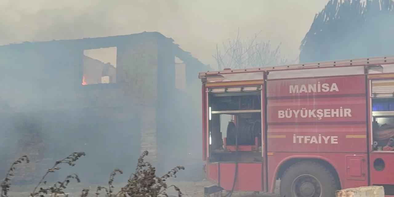 Gördes’te yangınla mücadele sürüyor