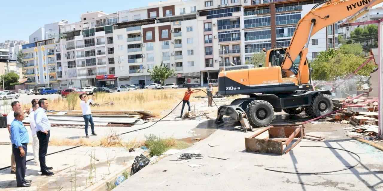 İzmir Çiğli’de kaçak yapının yerine yol ve park