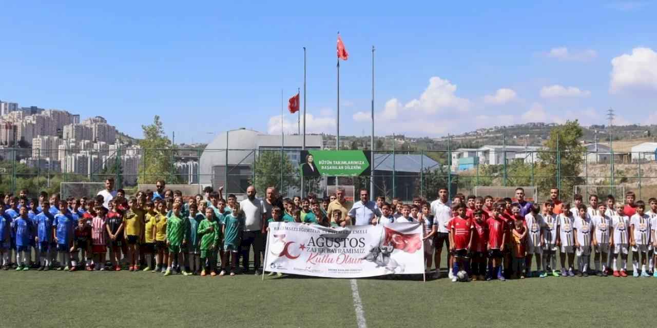 İzmit'te Zafer Bayramı Futbol Turnuvasında minikler sahne aldı