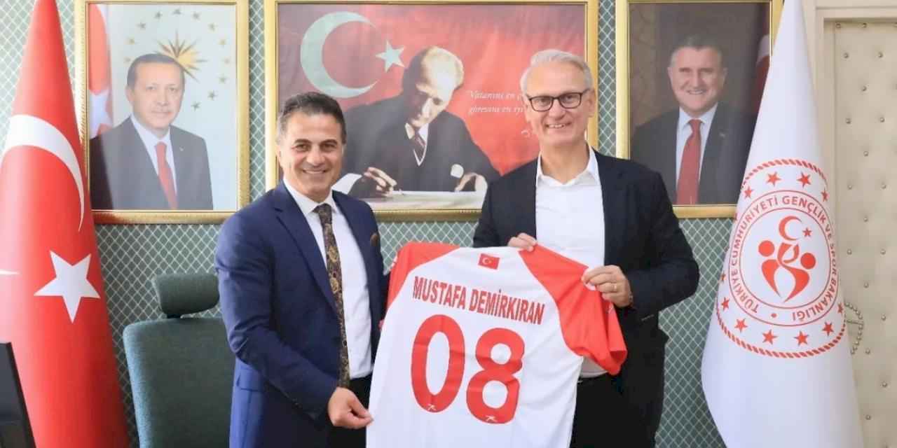 THF Başkanı Kılıç, Rize ve Artvin’de hentbol için görüşmelerde bulundu