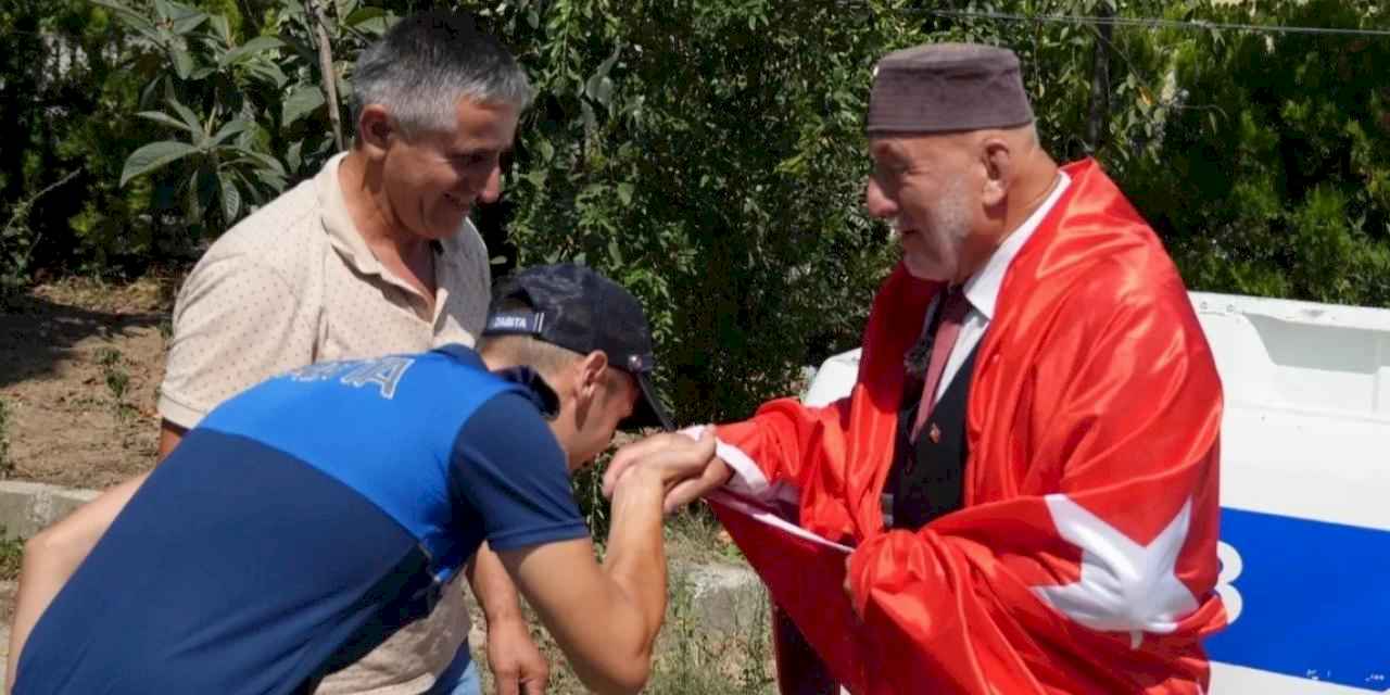 Düzce'de Adem Amca'nın bayrak sevgisi