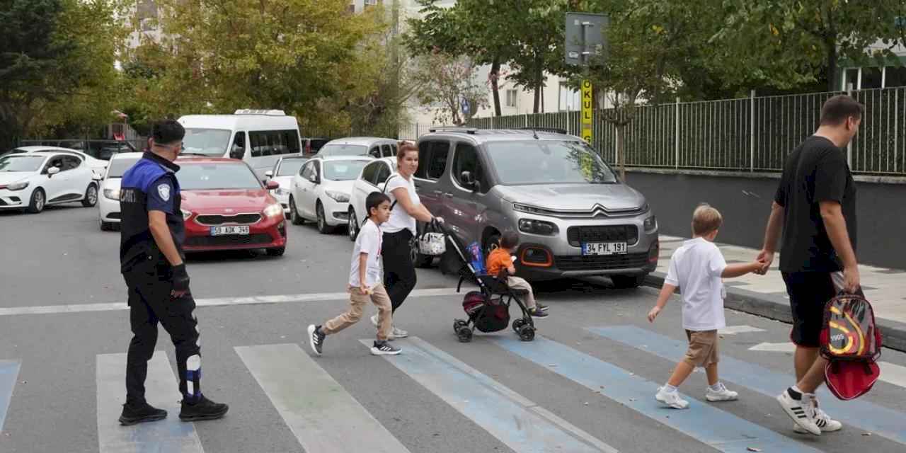 İstanbul Beylikdüzü Zabıtası güvenlik için okul önlerinde