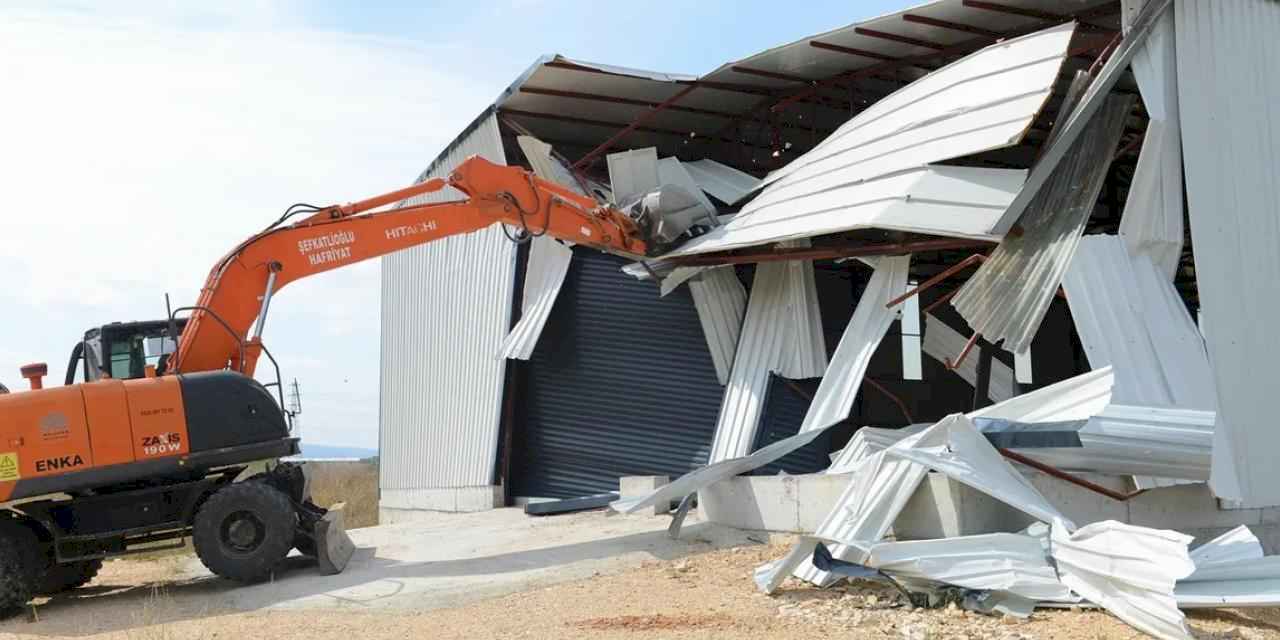 Bursa Nilüfer'in kırsal mahallelerindeki 3 kaçak yapı yıkıldı