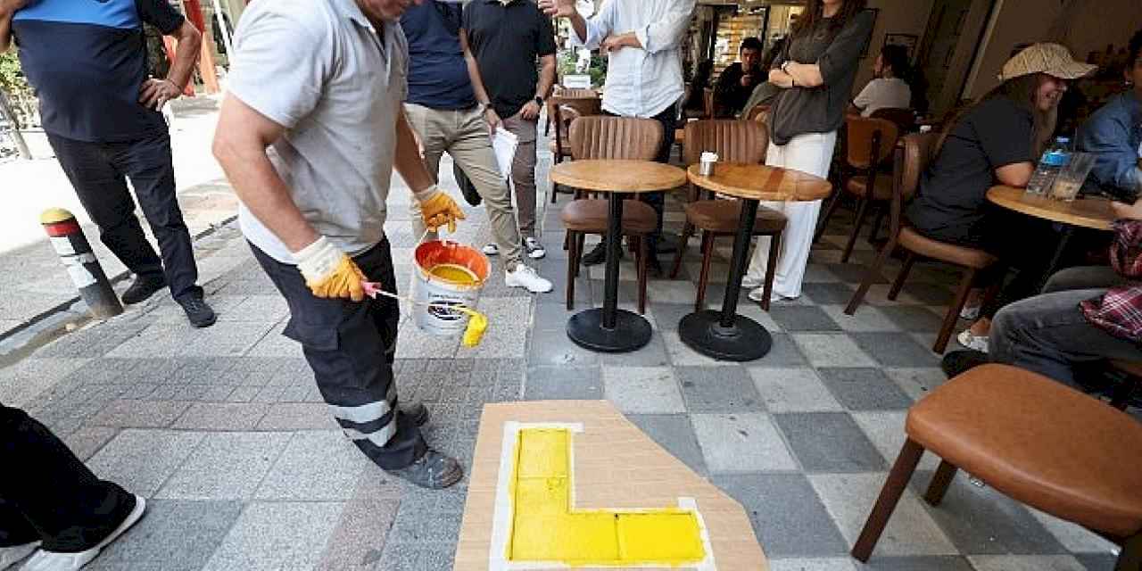 Bakırköy Zabıtasının kaldırım işgaline karşı çalışması devam ediyor.