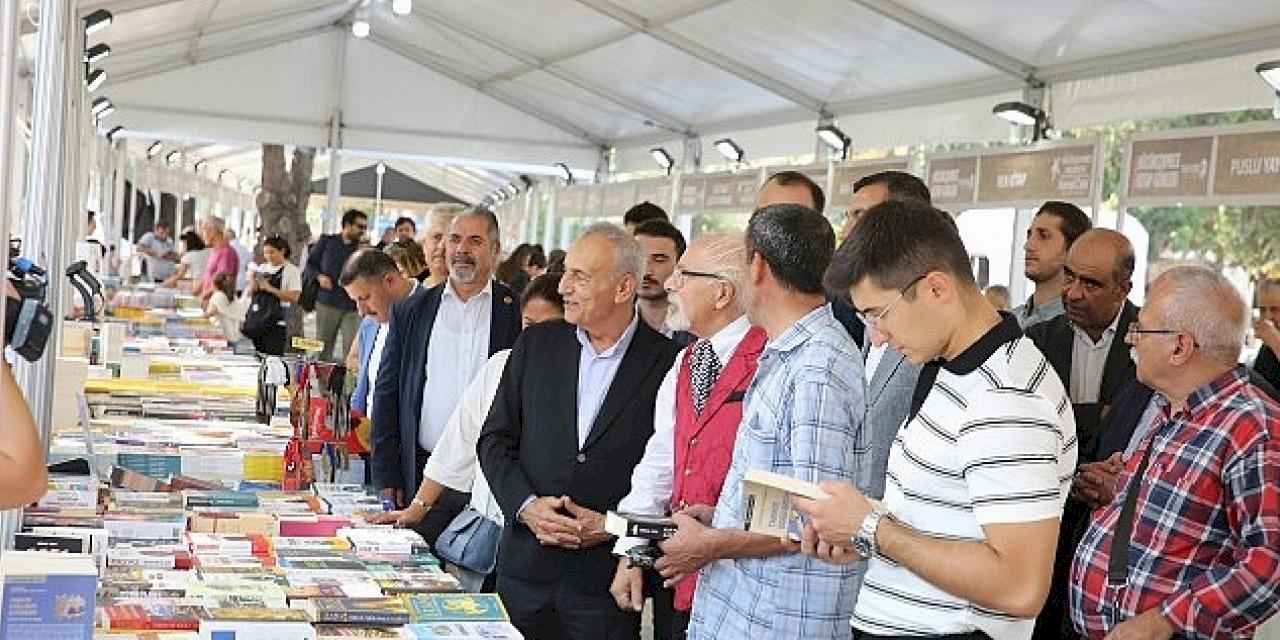 Küçükçekmece Belediyesi'nin düzenlediği ikinci Kitap Günleri başladı.