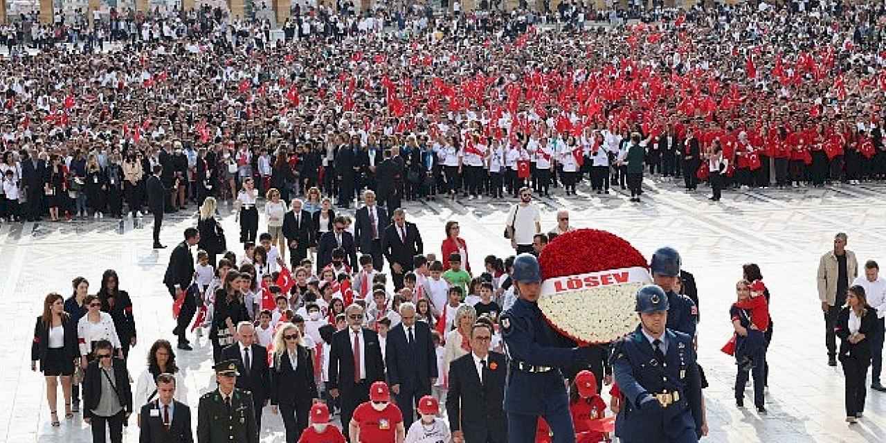 LÖSEV, her yıl olduğu gibi bu yıl da on binlerle birlikte Atamızın huzurunda, ANITKABİR'de.