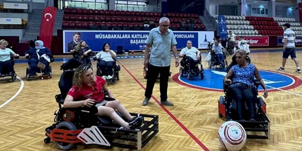 İzmir'de engeller tekerlekli sandalye futbolu ile kalktı