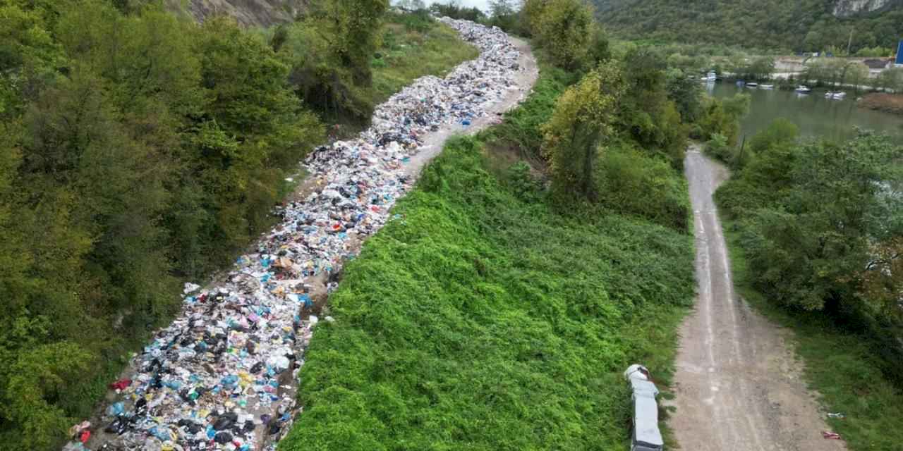 Bartın'da yola dökülen çöplere Bakanlık incelemesi!