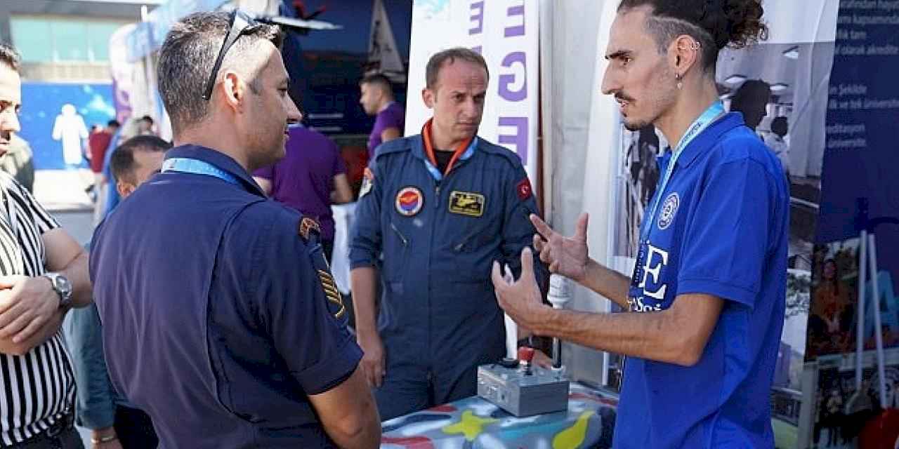 EÜ'nün standı havacılık ve teknoloji tutkunlarının ilgi odağı oluyor