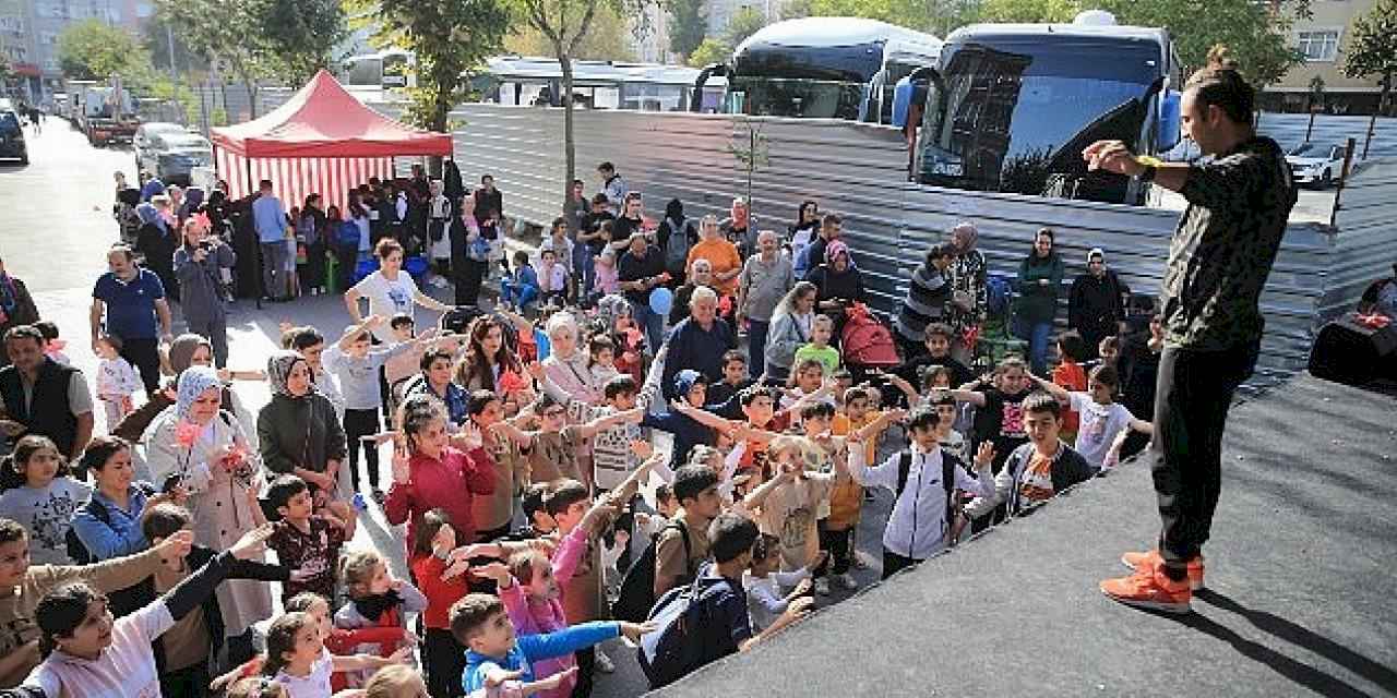 Çocuklar, Cumhuriyet Otobüsü ile doyasıya eğlendi