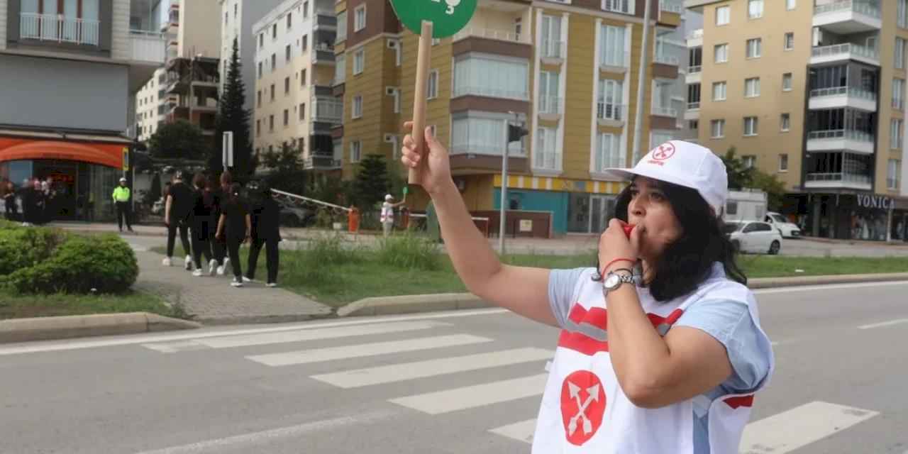 Samsun'da öğrenciler 'okul geçidi görevlisi' ile güvende