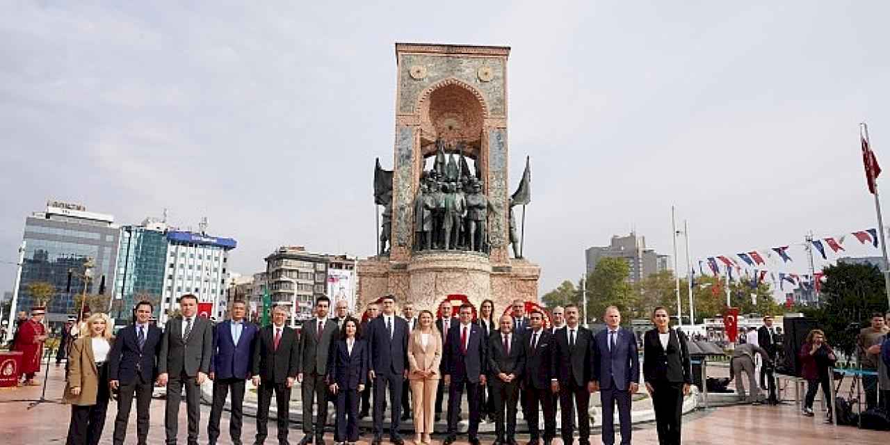 İstanbul'un Kurtuluşu'nun 101'inci Yılı Taksim'de Kutlandı