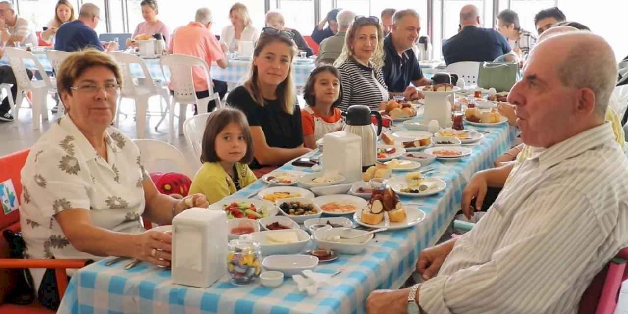 İzmit'te 'Gülümse Kahvaltı Evi' misafirlerini ağırlıyor