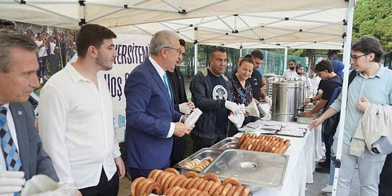 Rektör Prof. Dr. Budak, öğrencileri çay, gevrek ve boyozla karşıladı