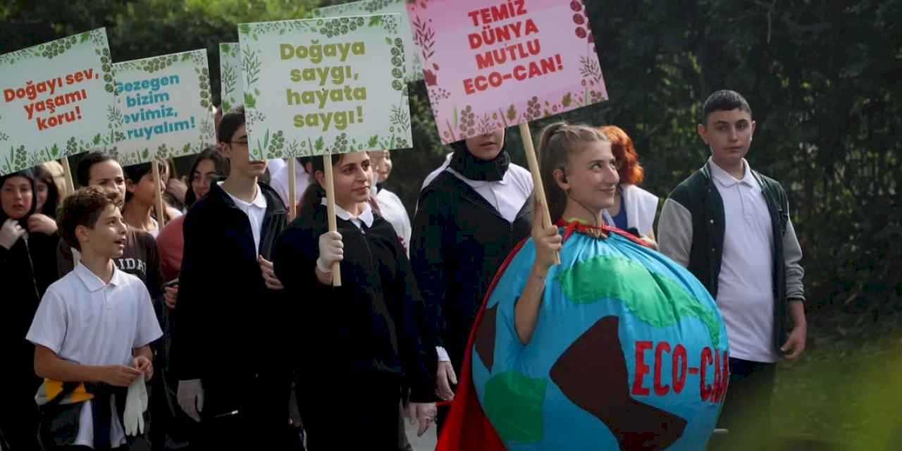 Sakarya'da gençler çöp ve pankartlarla Sapanca Gölü’nden çağrı yaptı