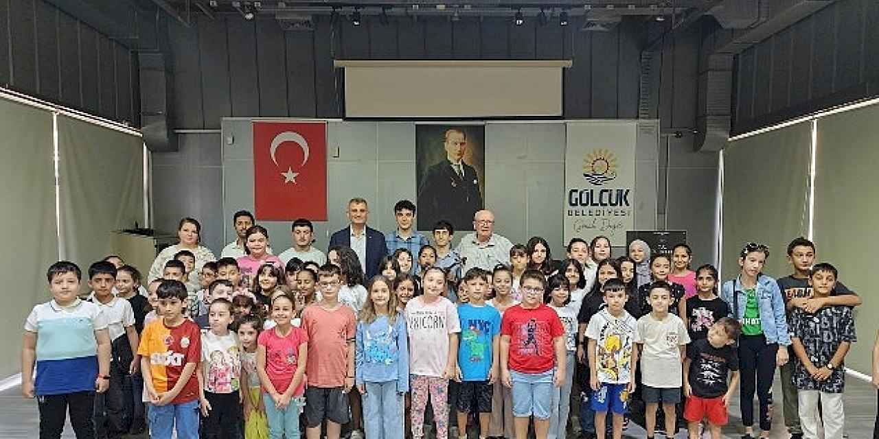 Gölcük Belediye Konservatuarı Çocuk Korosu, Şef Turan Yüksel eşliğinde yeni dönem eğitimlerine Sanat Galeri'nde başladı.