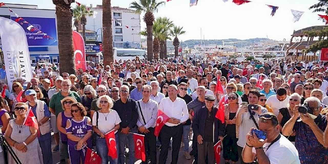 Ayvalık'ta 8 Ekim Salı günü sabah saatlerinde Atatürk Anıtı'na yapılan saldırıya vatandaşlardan tepki yağdı.