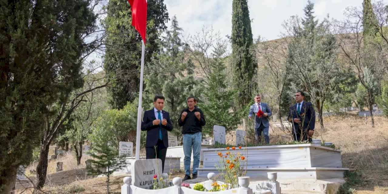 Vali Aygöl Şehit öğretmen Hayati Kapukaya’yı mezarı başında dualarla andı