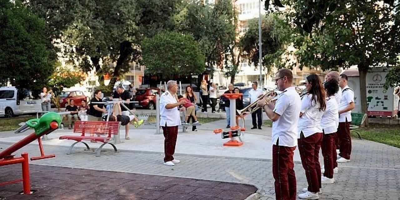 Karşıyaka Belediye Bandosu'ndan coşku dolu sokak konserleri