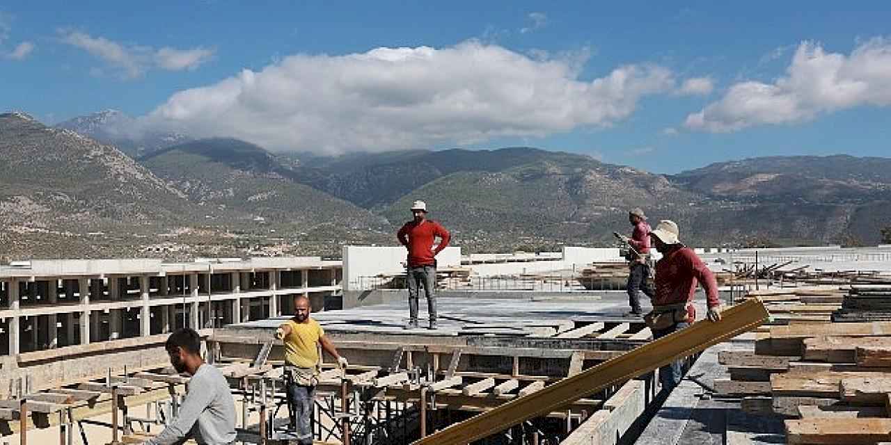 Kınık Toptancı Hal Kompleksi hızla devam ediyor