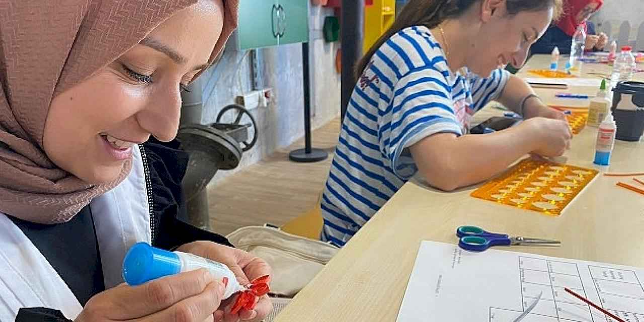 Quilling kâğıtlarını sanata dönüştürdüler