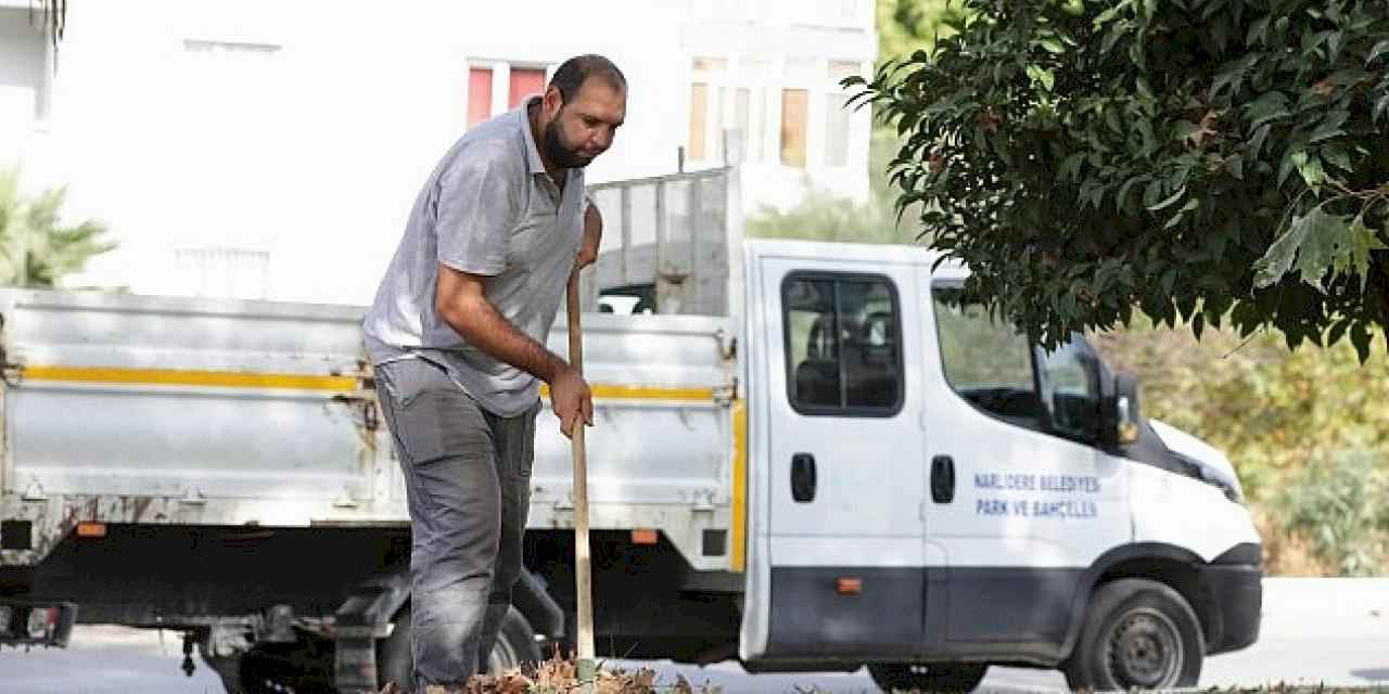 Narlidere'de parklarda temizlik seferberliği başlatıldı.