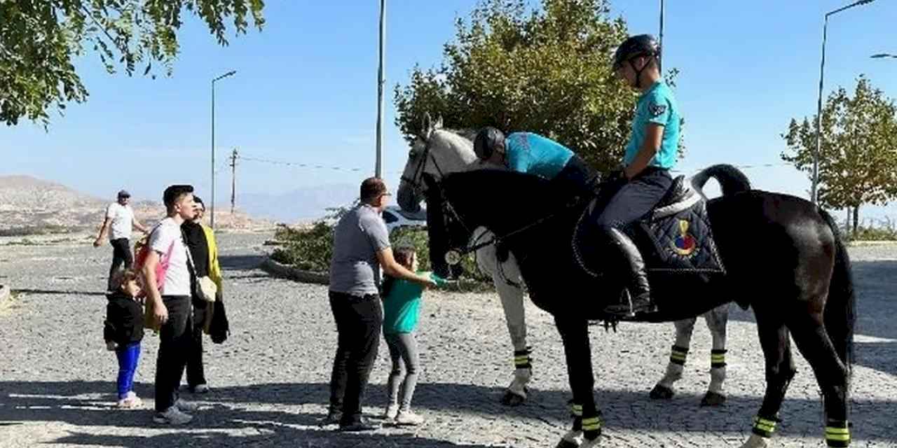 Elazığ'da Atlı Jandarma Timi'ne yoğun ilgi