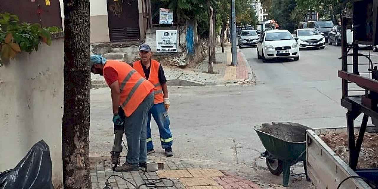 Osmangazi Belediyesi, Kükürtlü Caddesi'ndeki yıpranan trafik levhaları ve uyarı işaretlerini yeniledi.