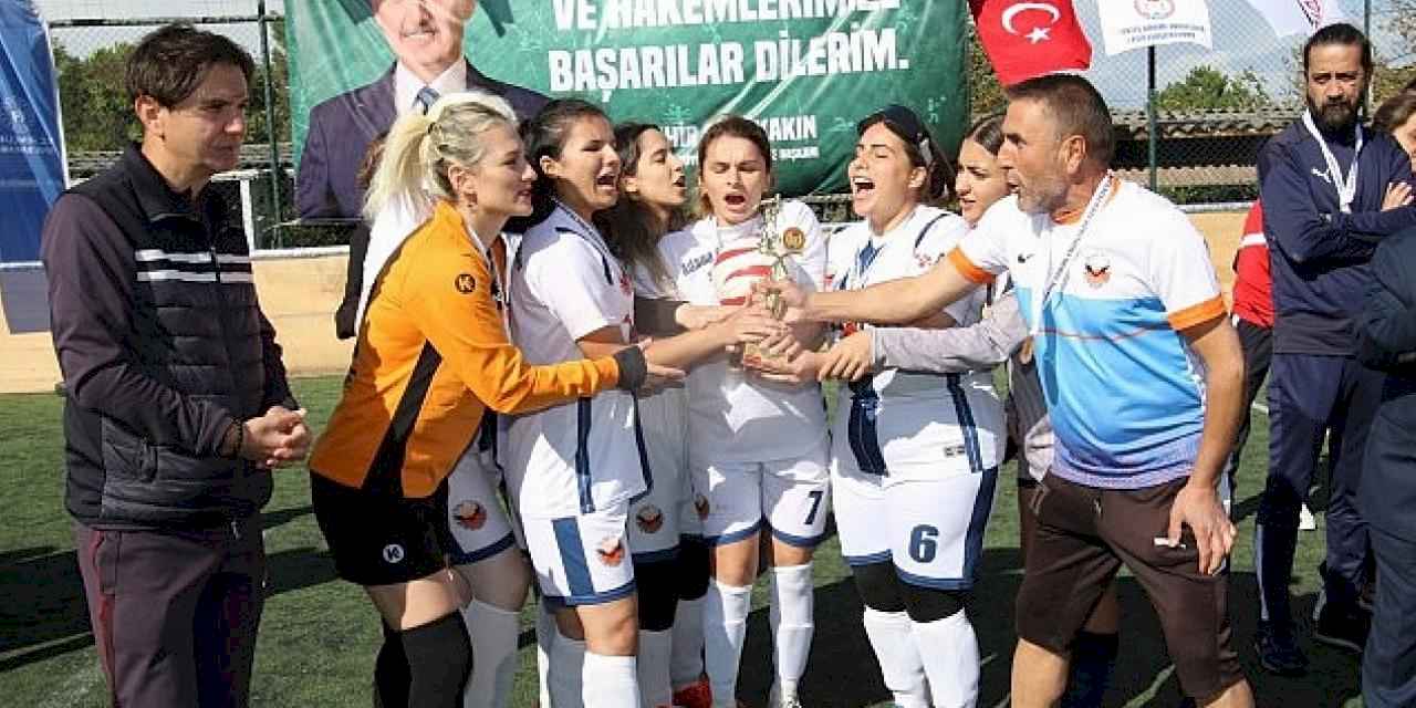 Kadınlar futbol oynarsa dünya yerinden oynar