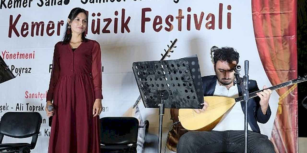 Kemer'de, Kemer Belediyesi'nin destekleriyle 3. Kemer Müzik Festivali düzenlendi.