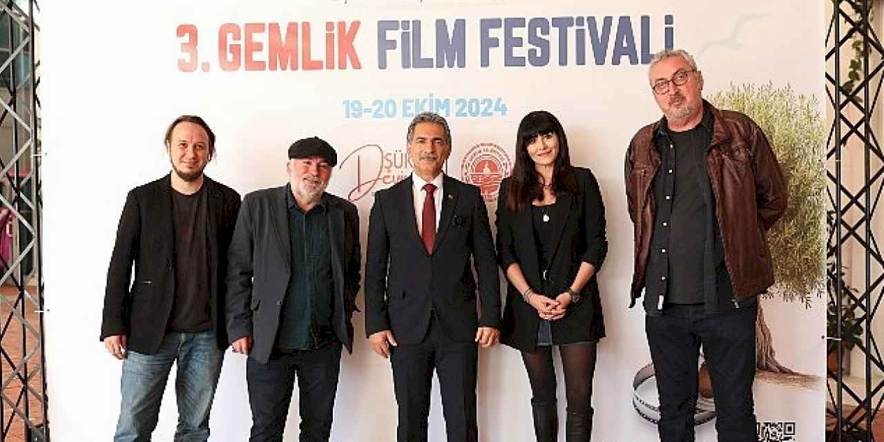 Festivalin açılış konuşmasını Gemlik Belediye Başkanı Şükrü Deviren yaptı.