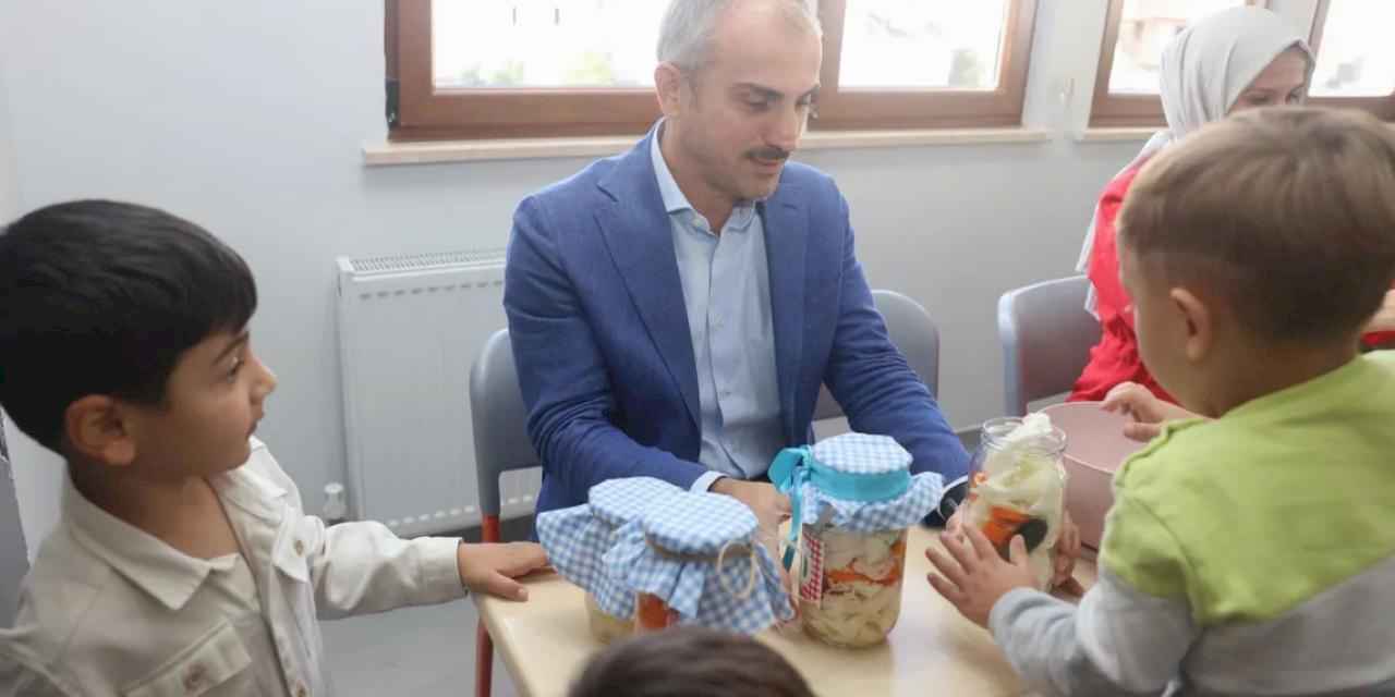 Turşuları Çayırovalı minikler kurdu