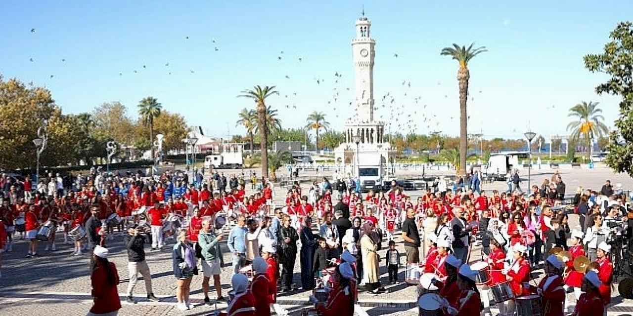 İzmir'de Cumhuriyet Bayramı Coşkusu: Bando Takımları Geçit Töreni