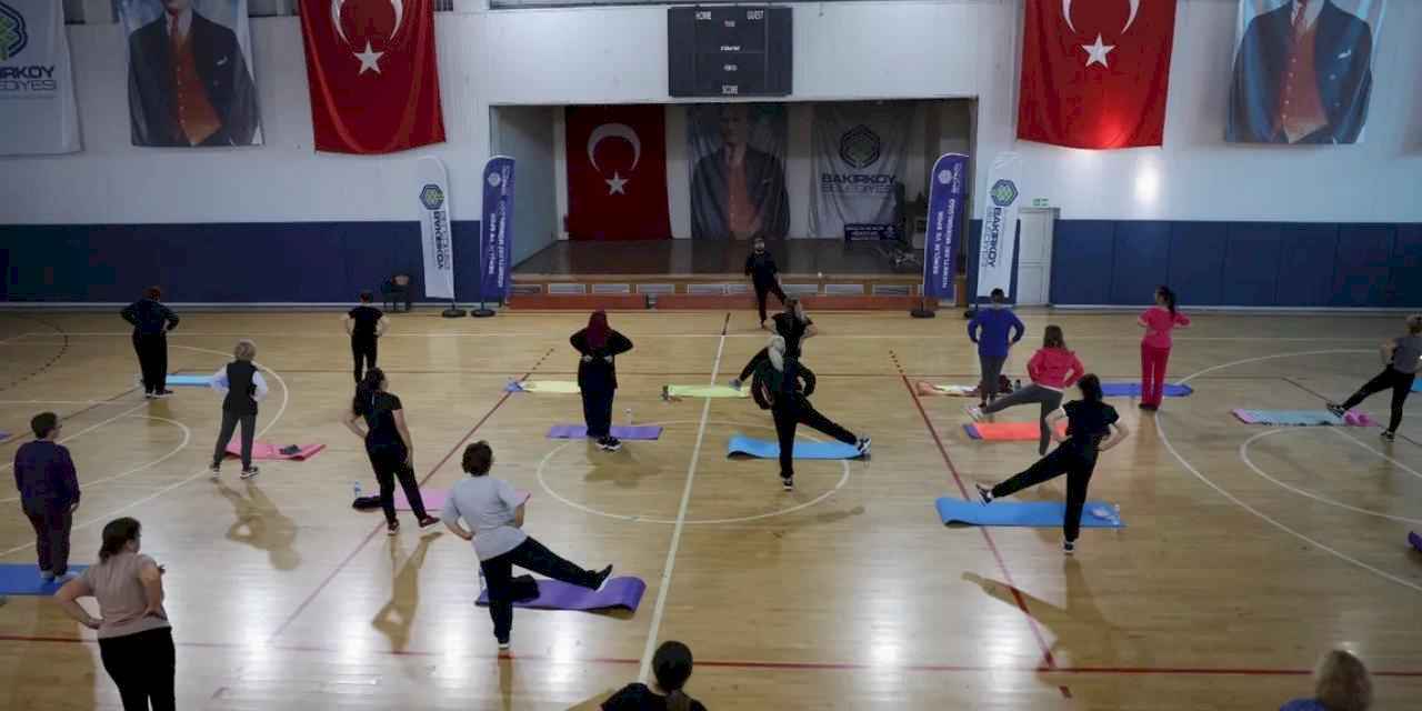 Bakırköy'de kadınlar hem spor yapıyor hem sosyalleşiyor