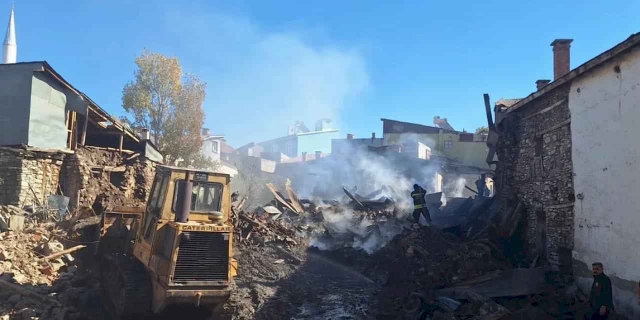 Konya Milletvekili Hakan Özer, Doğanbey'deki yangın bölgesinde