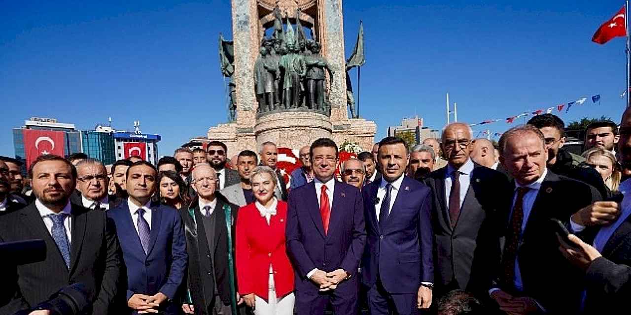 Ekrem İmamoğlu Türkiye Cumhuriyeti'nin 101'inci kuruluş yıldönümü, Taksim Cumhuriyet Anıtı'nda gerçekleştirilen çelenk koyma töreniyle kutlandı