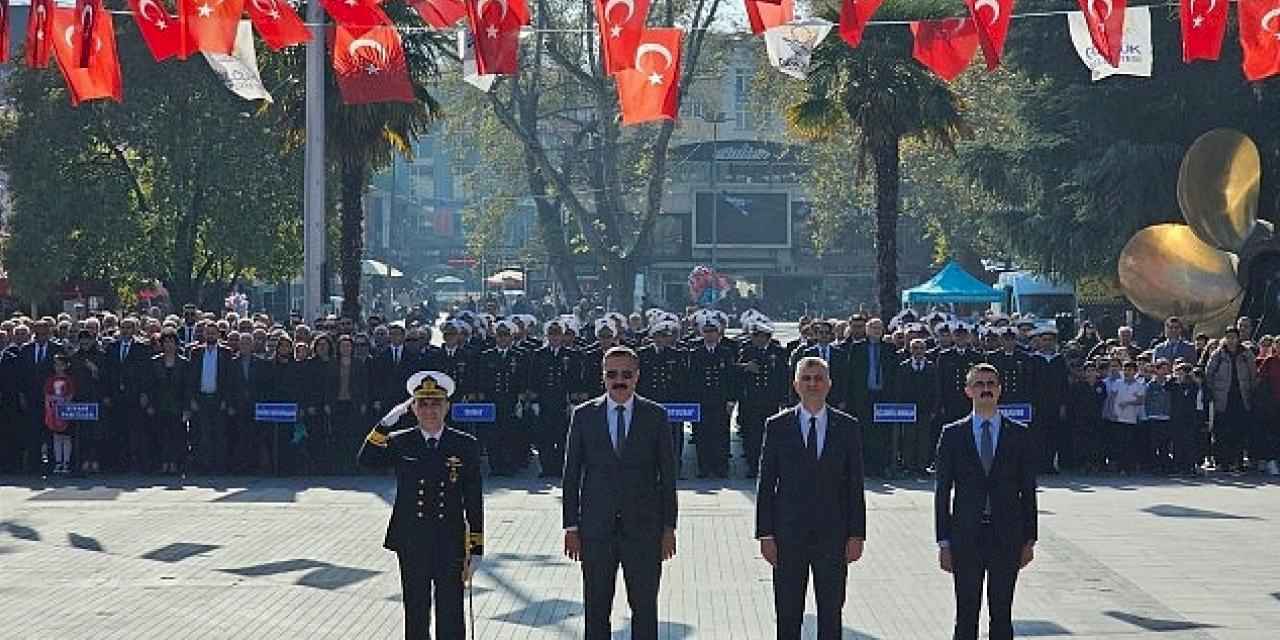 Gölcük'te 29 Ekim Cumhuriyet Bayramı'nın 101. yıldönümü kapsamında Anıtpark'ta Atatürk Anıtı'na çelenk sunma töreni düzenlendi.