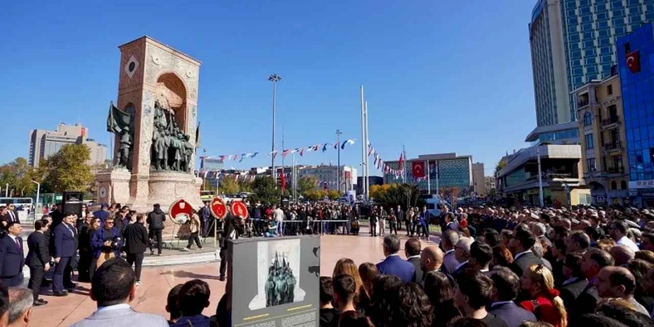 İstanbul Taksim'de 101. yıl çelengi