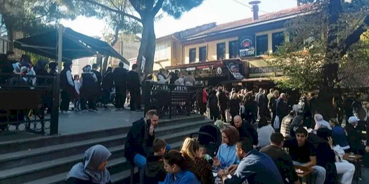 Bursa’da tahinli pide kuyruğu! Yemek için dakikalarca bekliyorlar