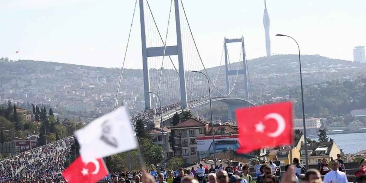 İstanbul'da maratonda koşup, giysi kumbarasına destek olacaklar