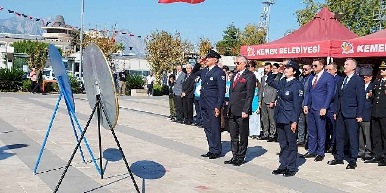 Cumhuriyet'in 101. yılı dolayısıyla Kemer'de tören düzenlendi.