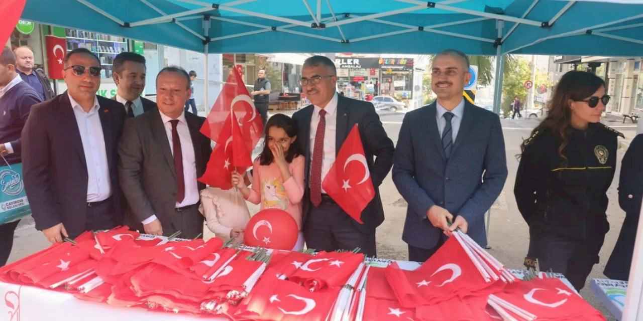 Çiftçi, Çayırovalılara Türk Bayrağı dağıttı