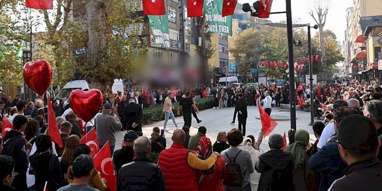 Cumhuriyet Bulvarı'nda zeybek gösterisi