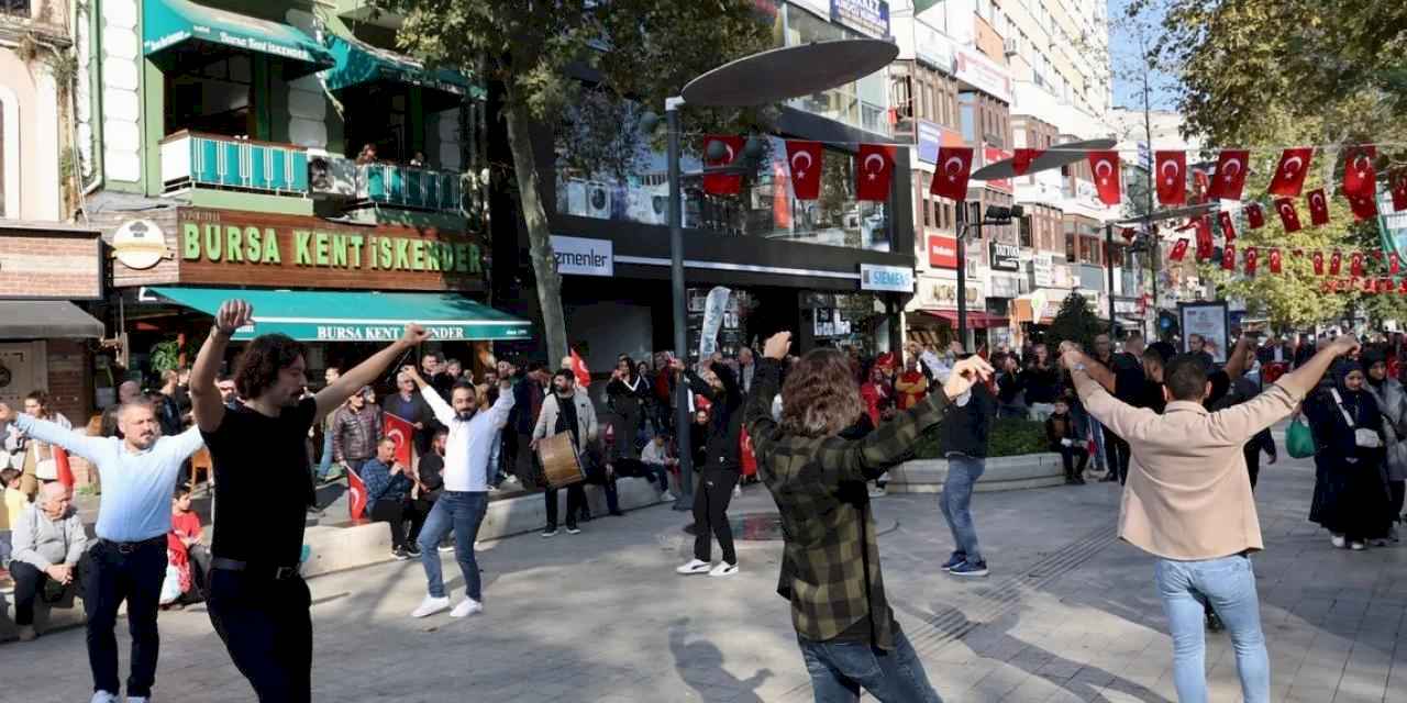 Kocaeli'de davul ve zurna eşliğinde zeybek gösterisi