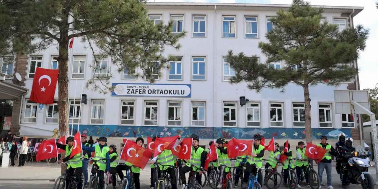 Konya Büyükşehir’in “Güvenli Okul Yolları Projesi”nde 29 Ekim coşkusu